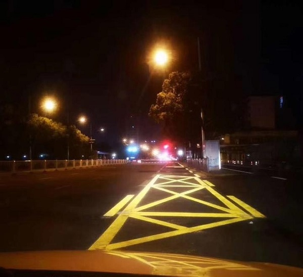 雨夜反光标线