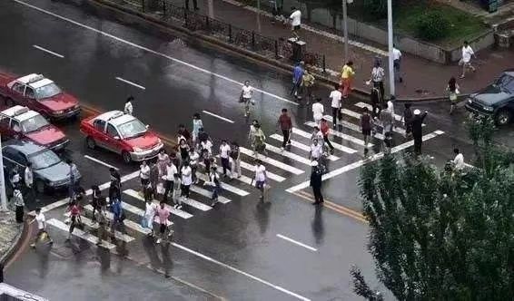 雨季来临请避免在标线上快速奔跑