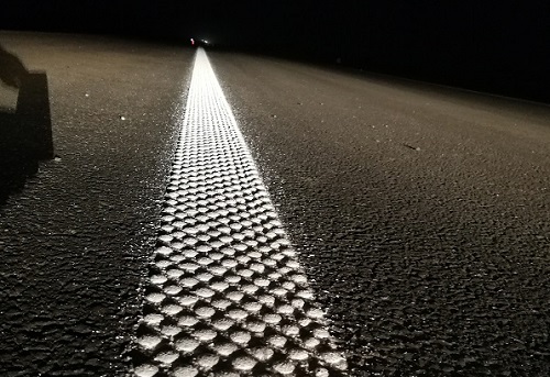 雨夜反光标线有效降低交通事故发生率