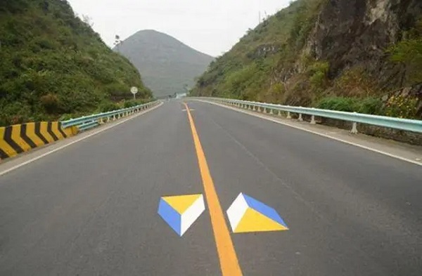 错视觉标线.webp.jpg