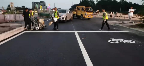 成都市青白江区雨夜反光标线施工项目
